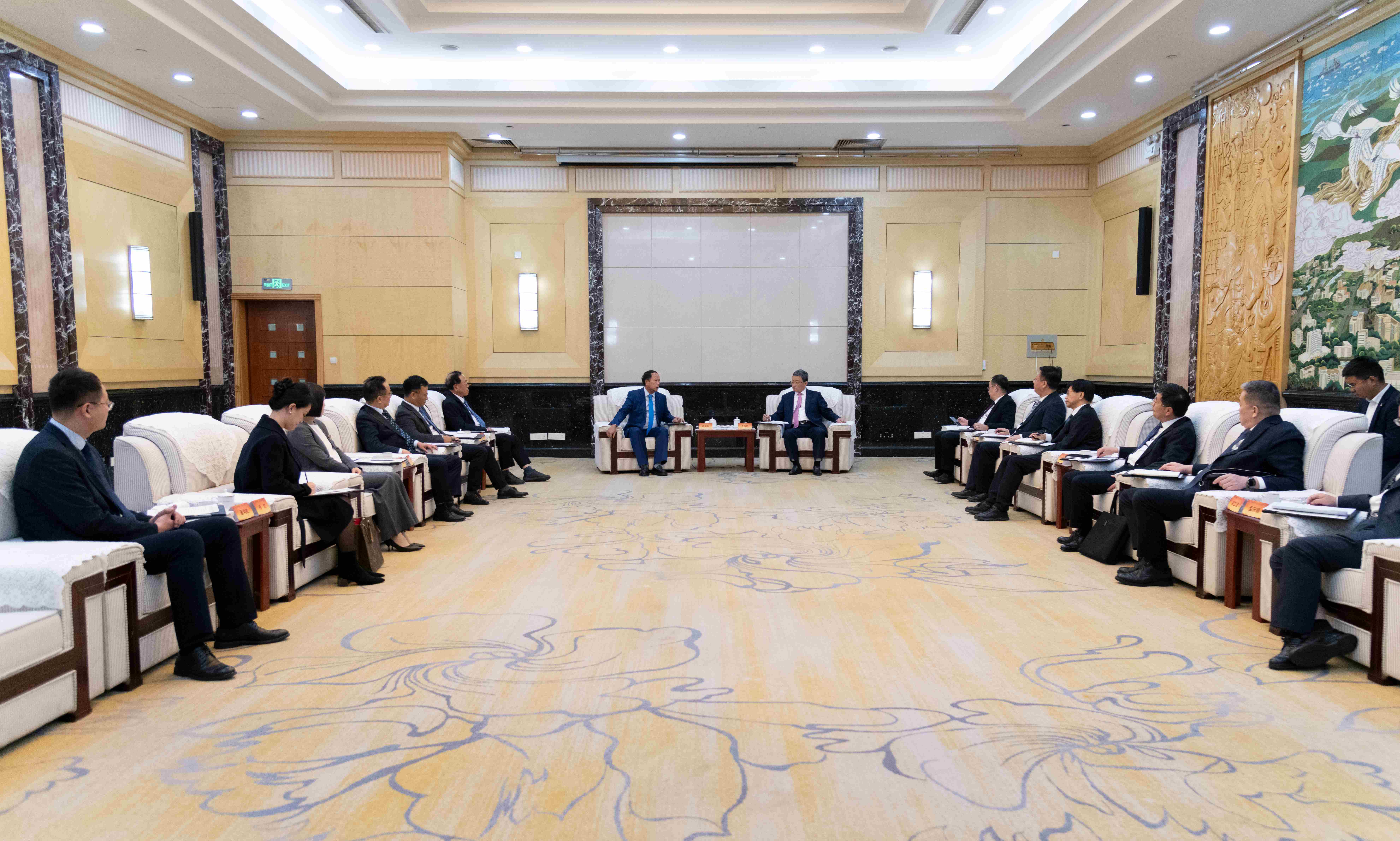 济南市委副书记、市长于海田会见香港玉湖集团董事局主席黄向墨一行